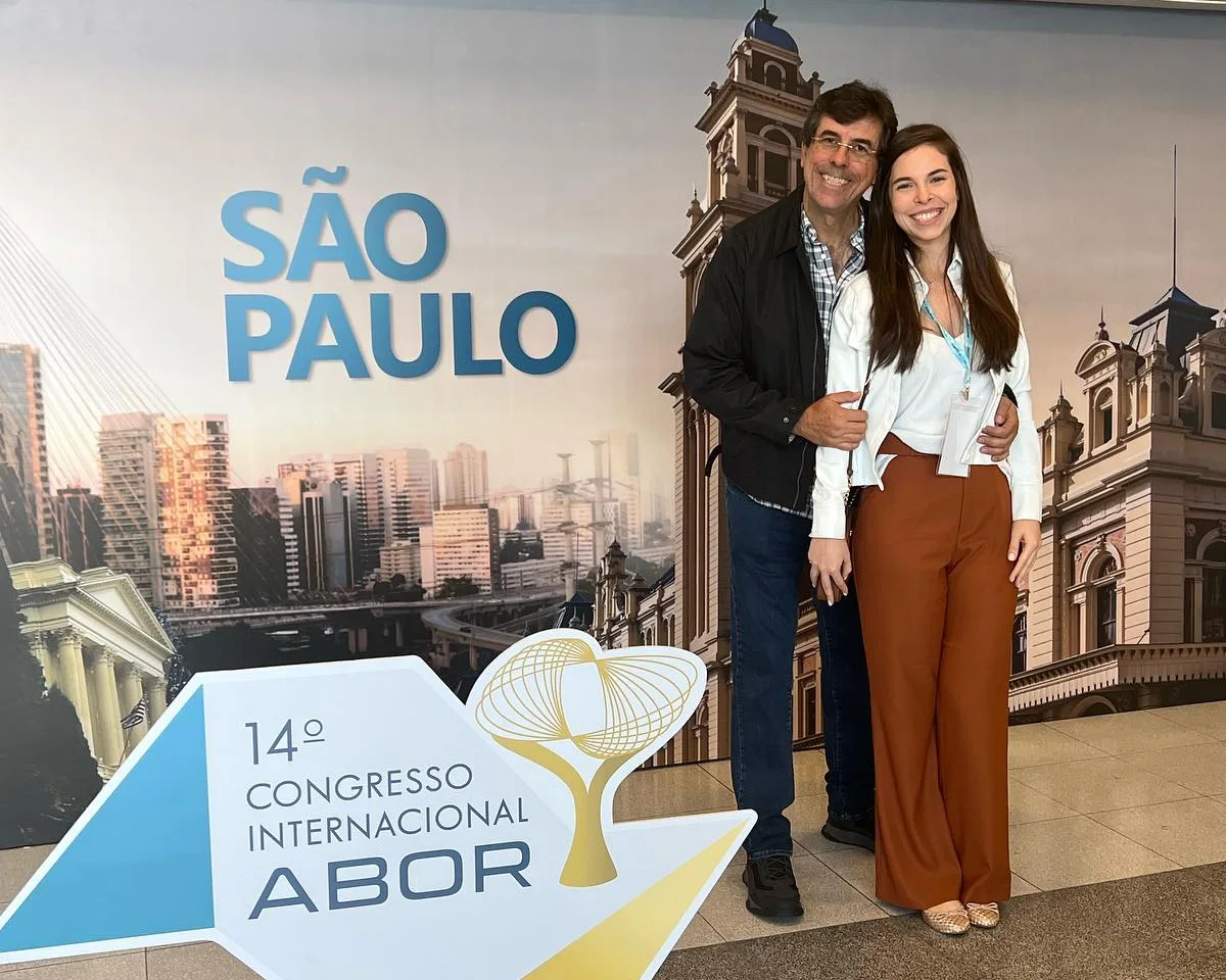 Dr. Geraldo e a Dra. Marina Faggioni, lado a lado, na entrada do 14º Congresso Internacional da ABOR, em São Paulo